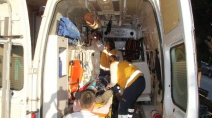 Motosikletler Kafa Kafaya &Ccedil;arpıştı; 1'i Ağır 2 Yaralı