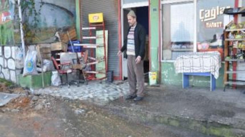 İşyerinde Patlayan Kanalizasyon Borusu Esnafa Zor Anlar Yaşatıyor