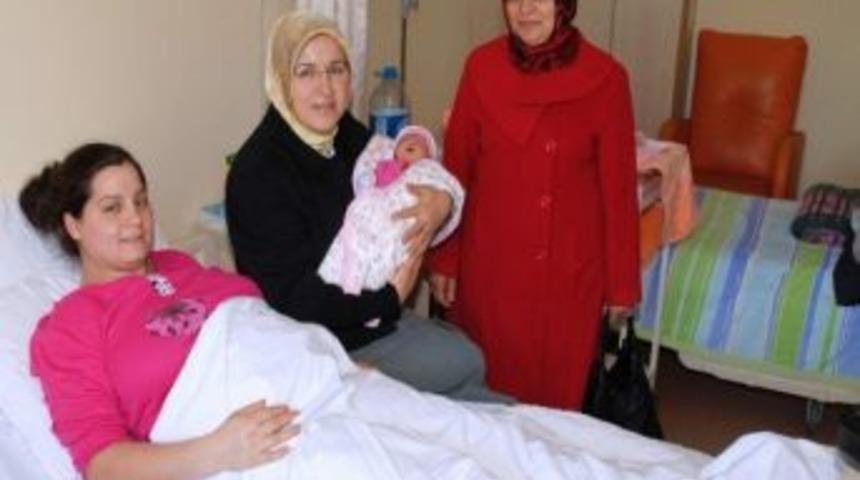 Yılın İlk Bebeğini Ak Parti Kadın Kolları Ziyaret Etti