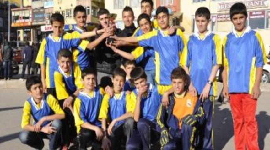 Futsal İkincileri Milli Eğitim M&uuml;d&uuml;r&uuml; Arslan&rsquo;ı Ziyaret Etti