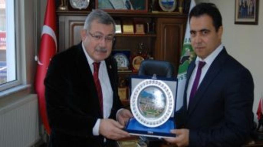Başkan G&uuml;lşen, Verimbaş&rsquo;a Plaket Verdi
