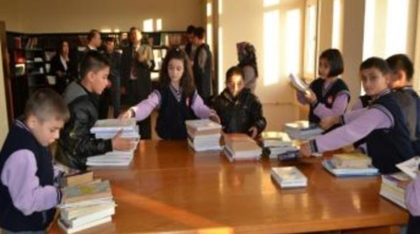 &Uuml;niversite &Ouml;ğrencileriden &Ouml;rnek Davranış