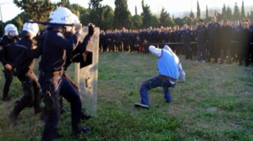 Polis, Tatbikatta Meslektaşlarına Acımadı