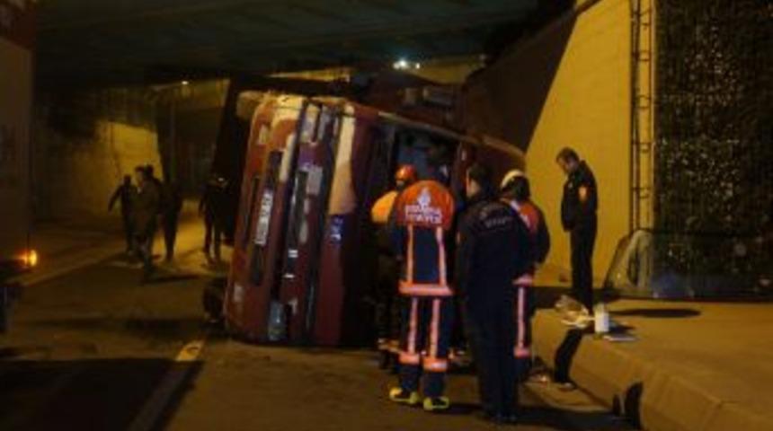 TIR Dorsesi &Uuml;st Ge&ccedil;ide Takıldı