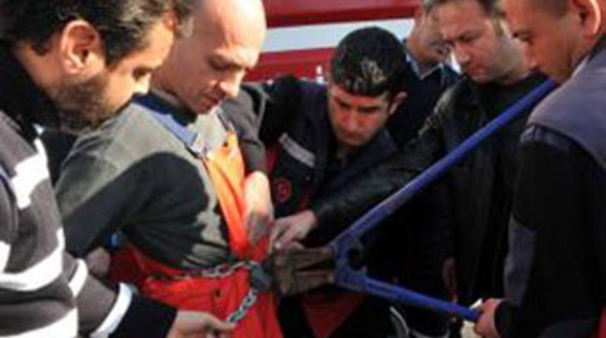 Oğlu i&ccedil;in kendini zincirledi