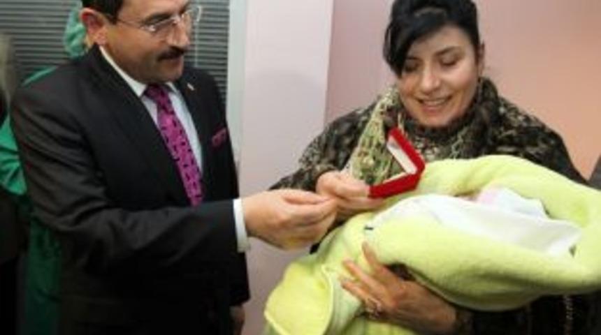 Vali Başk&ouml;y, yeni yılın ilk dakikalarında