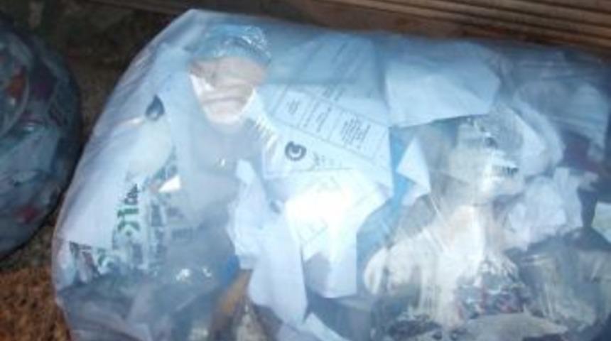 &Ccedil;&ouml;pteki Kimlik Fotokopileri Şaşırttı