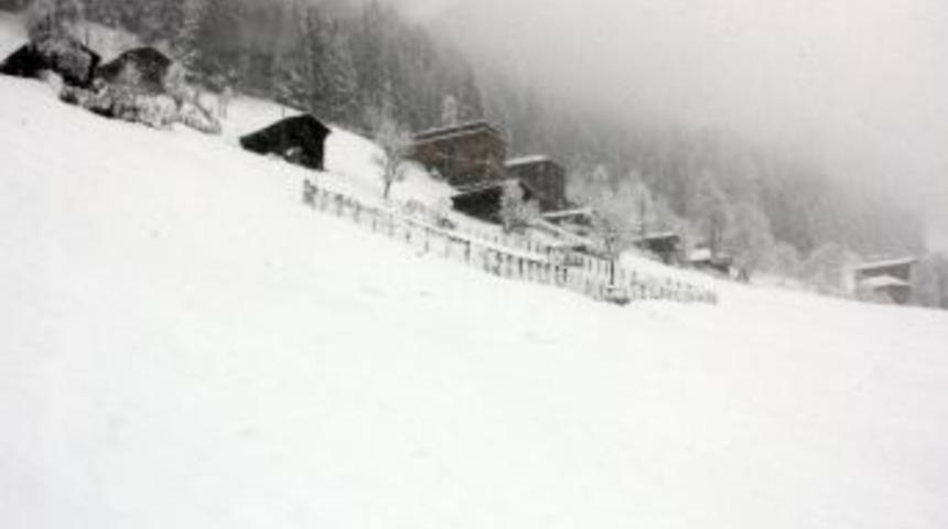 Kar Yağışı Altında Tatilciler Doyasıya Eğlendi