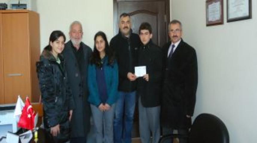 &Ouml;ğrencilerden Kızılay'a Anlamlı Bağış