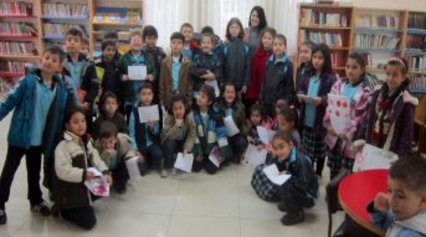 Kitap Kurtları K&uuml;t&uuml;phane Gezisine &Ccedil;ıktı