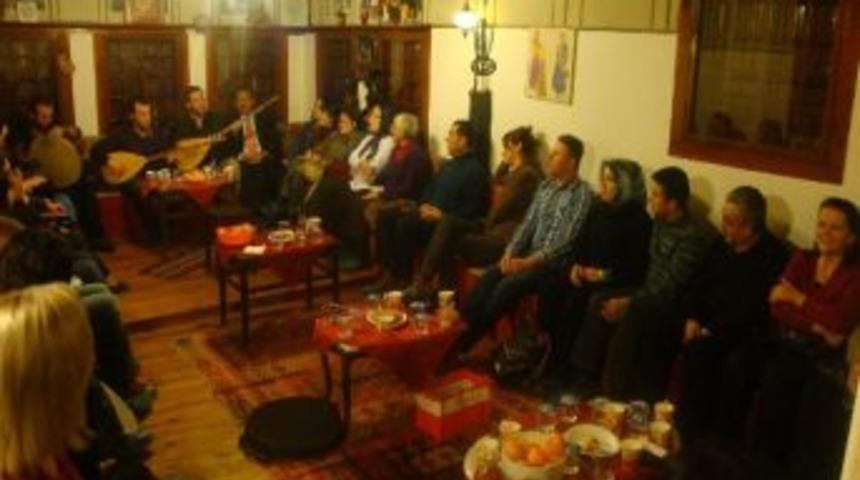 Konak T&uuml;rk&uuml;lerle İnledi