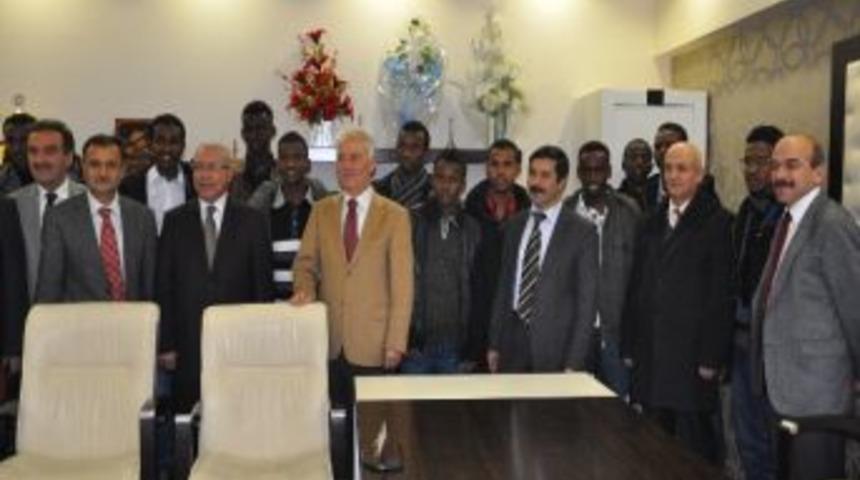 Somalili &Ouml;ğrenciler, Milli Eğitim M&uuml;d&uuml;r&uuml; &Ouml;zbek&rsquo;i Ziyaret Etti