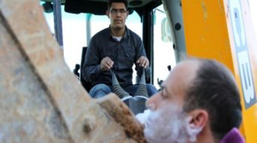 Arkadaşını kep&ccedil;e ile tıraş etti