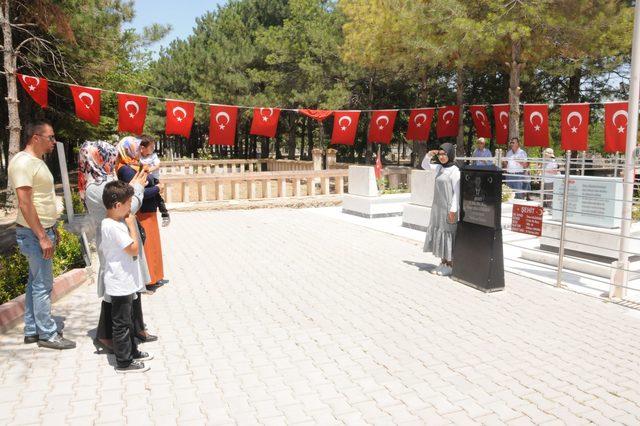 Şehit Astsubay Ömer Halisdemir'in mezarına ziyaretçi akını