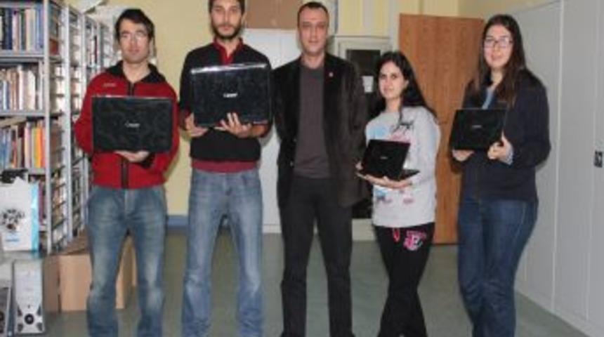 Lisans &Ouml;ğrencilerine &Ouml;d&uuml;n&ccedil; Notebook Veriyor