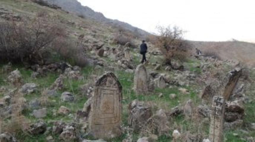 Batman'daki Ilgin&ccedil; Mezarların Sırrı &Ccedil;&ouml;z&uuml;ld&uuml;