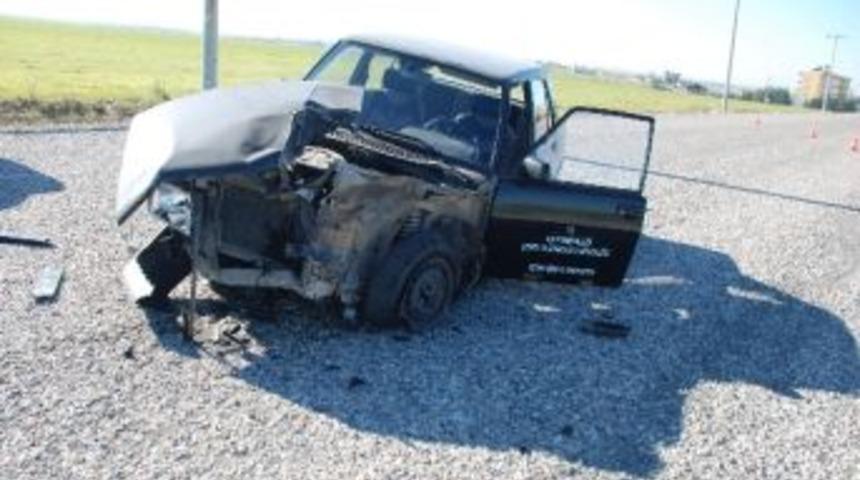 Resmi Ara&ccedil;, Yakıt Tankerinin Altına Girdi: 1 Yaralı