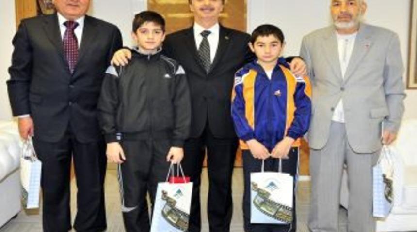 Derece Alan Sporcular &Ouml;zgen Keskin&rsquo;i Ziyaret Etti