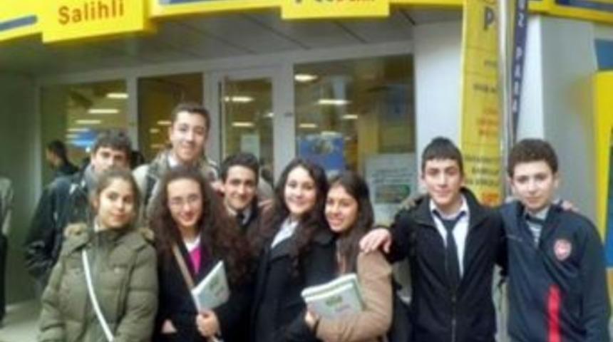 Dev &Ouml;ğrenciler Tanıtım Kartı G&ouml;nderdi