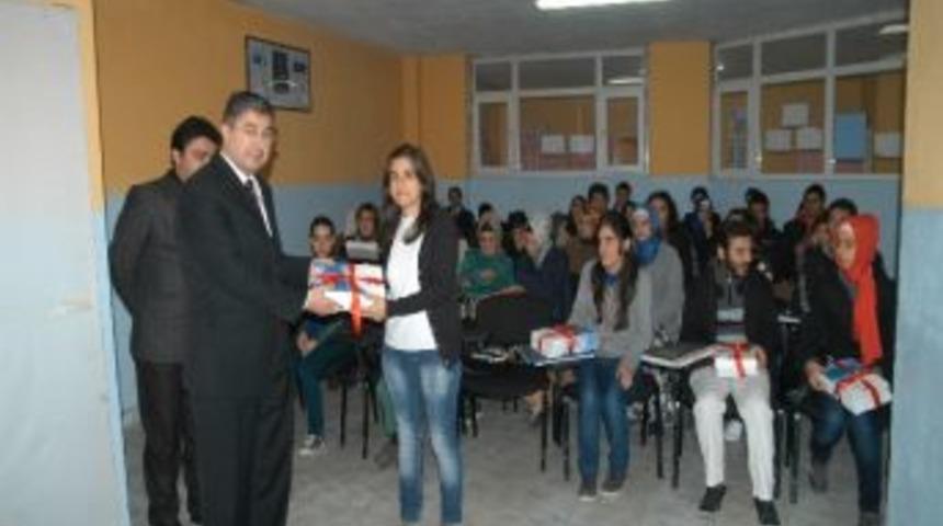 Ergani Kaymakamı Kitap Dağıttı