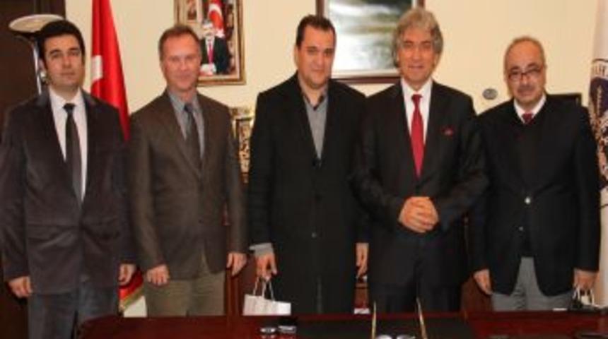 Rekt&ouml;r Korkmaz, Sigarayı Bırakan Personeli &Ouml;d&uuml;llendirdi