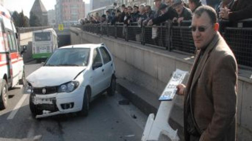 Alt Ge&ccedil;it Girişinde Otob&uuml;s&uuml;n Sıkıştırdığı Otomobil Duvara &Ccedil;arptı