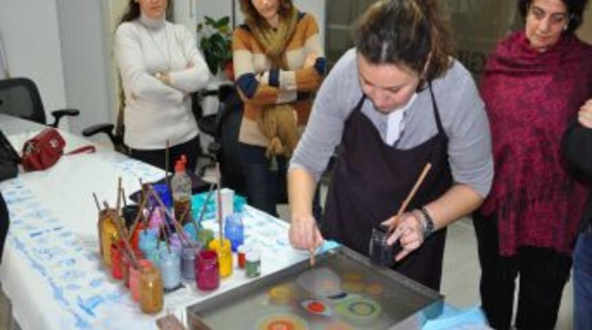 &Ccedil;alışan Kadınlar Ebru Yaparak Stres Attı