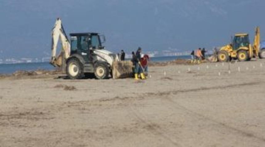 Burhaniye&rsquo;de Plajlara Kış Temizliği