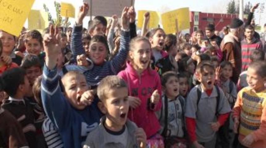 Mahallelerine Okul Isteyen &Ccedil;ocuklar Eylem Yapıp Yol Kapattı