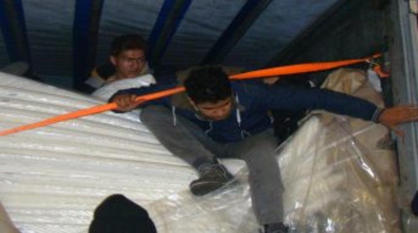 Yatakların Arasında Afganistanlı Ka&ccedil;aklar &Ccedil;ıktı