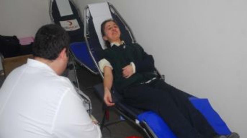 &Ouml;ğretmen Ve &Ouml;ğrencilerden Kan Bağışı