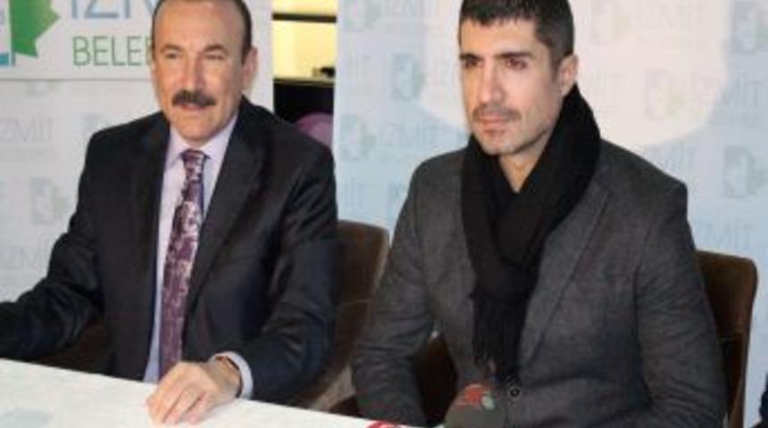 &Ouml;zcan Deniz, Bug&uuml;ne Kadar Sinemaya Gitmeyen 150 Kadınla 'Evim Sensin'i Izledi