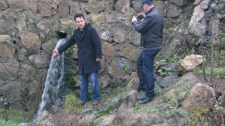 Alaplı&rsquo;da Bir Binanın Temeline Akan Kaynak Suyu Bina Sakinlerini Tedirgin Ediyor