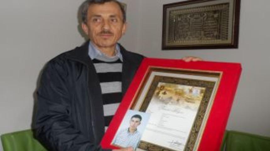 Baba Coşkun, Oğlunun Şahadet Belgesini Aldı