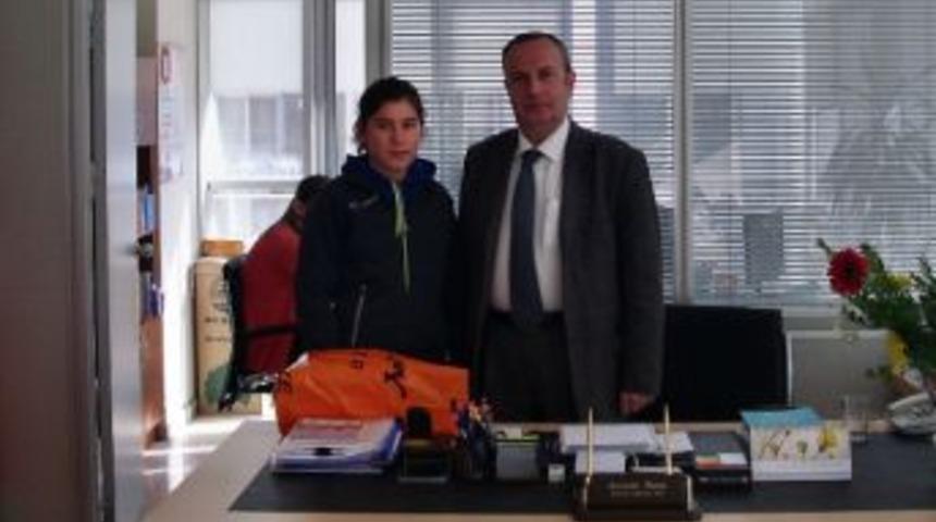 S&ouml;ke Belediyesi'nden Gen&ccedil; Atlet Zekiye &Ccedil;elik&rsquo;e Destek