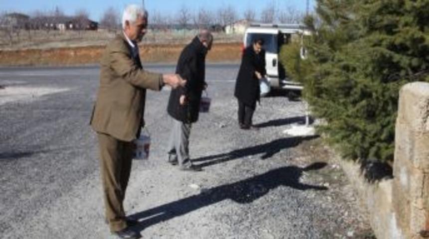 Yiyecek Sıkıntısı &Ccedil;eken Kuşlara Yem Bırakıldı