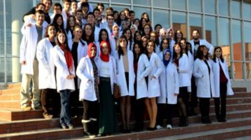Doktor Adayı &Ouml;ğrenciler Beyaz &Ouml;nl&uuml;k Giydi