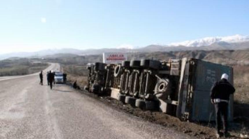Tekstil Malzemesi Yüklü Tır Devrildi: 1 Yaralı