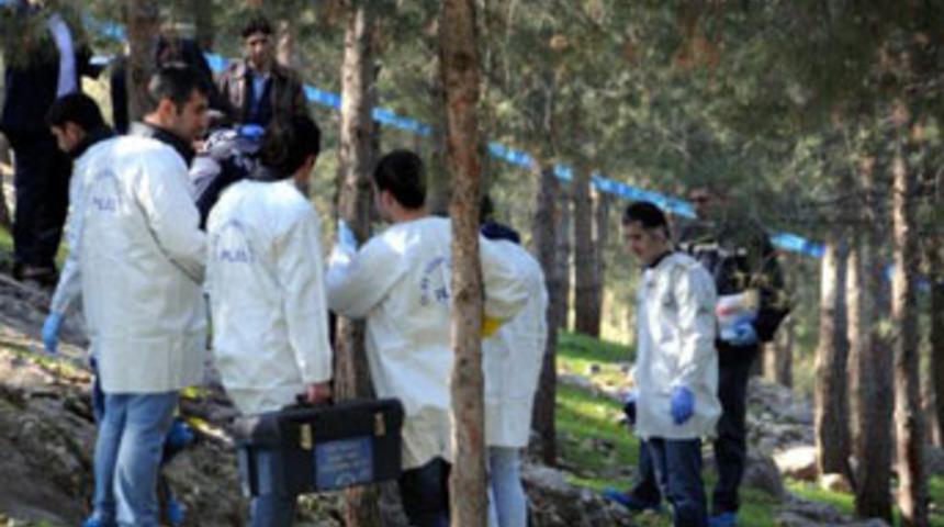 Parkta bomba d&uuml;zeneği bulundu