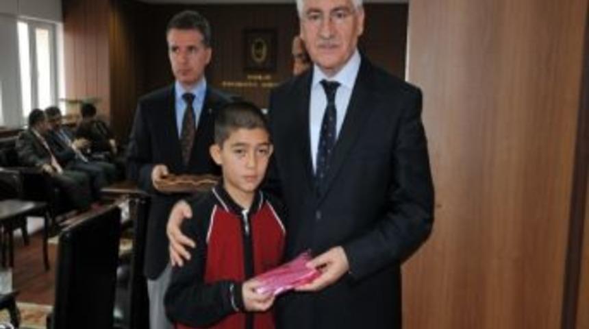 Vali Koca&rsquo;dan Yardımsever &Ouml;ğrencilere &Ouml;d&uuml;l