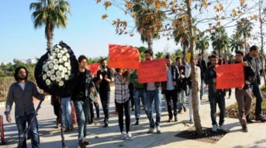 &Ouml;ğretim &Uuml;yesinin Yoklama Inadı &Ouml;ğrencileri Zor Durumda Bıraktı