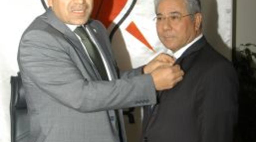 AK Parti'nin Yeni &Uuml;yeri, T&ouml;renle Rozetlerini Aldı