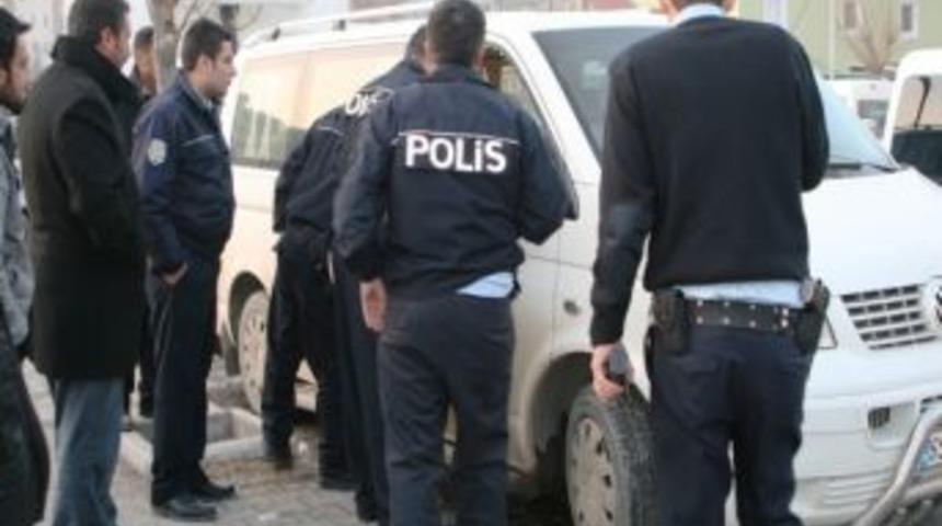 Van&rsquo;da G&uuml;peg&uuml;nd&uuml;z Araba Soyuldu