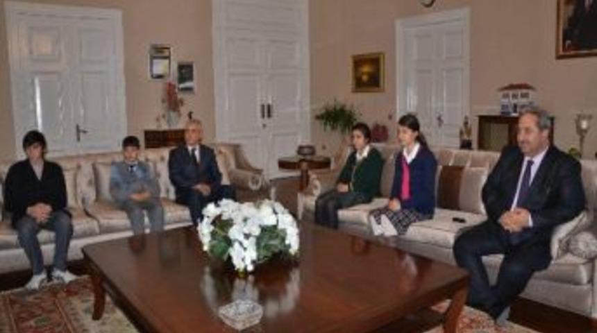 Somalı Dev &Ouml;ğrenciler Vali Daş&ouml;z&rsquo;&uuml; Ziyaret Etti