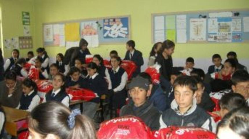 Varto&rsquo;da Bin &Ouml;ğrenciye Giyim Yardımı