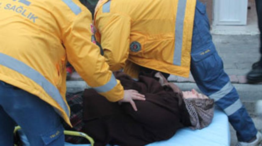 16 yaşındaki &ccedil;ocuk, kadının boğazını kesti