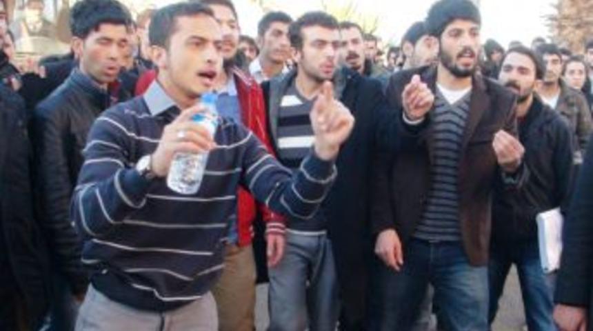 Ulaşım Zammına Tepki G&ouml;steren &Ouml;ğrenciler Yolu Trafiğe Kapattı