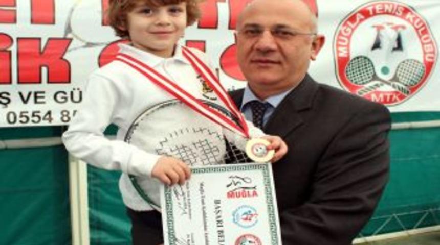 Muğla&rsquo;da Minik Eller Raket Tutuyor