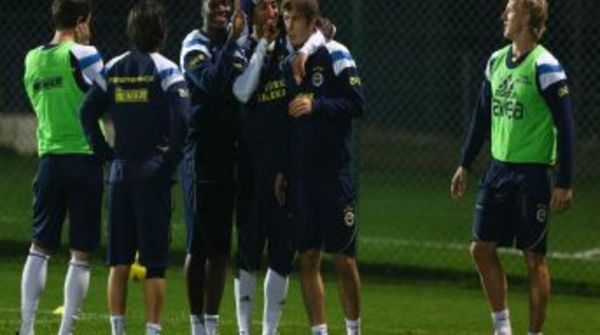 Fenerbah&ccedil;e, G&uuml;n&uuml; Iki Antrenmanla Tamamladı