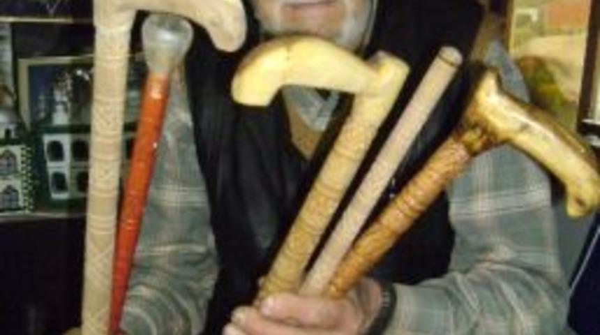 88 Yaşındaki Emekli Memur Boş Vakitlerini Baston Yaparak Değerlendiriyor